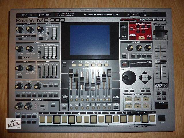 Грувбокс MC 909 , заменяющий модель MC 505, содержит синтезатор, семплер, с