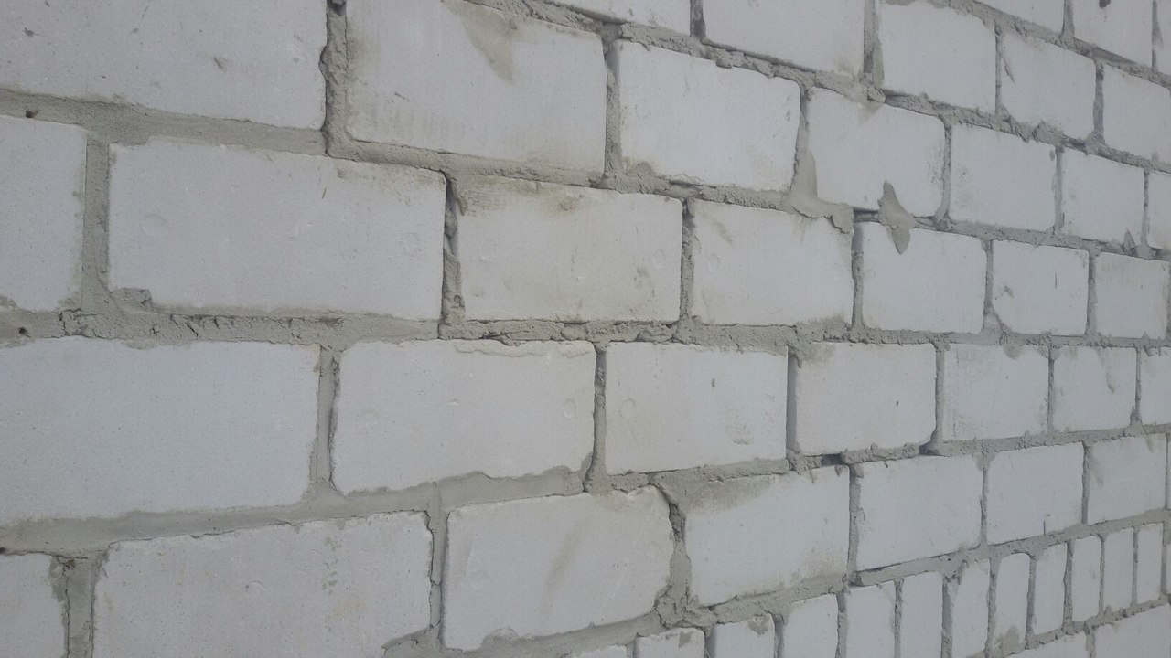 Выступает белое на кирпиче. Кирпич силикатный Поревит. Стена из силикатного кирпича. Стена из белого силикатного кирпича. Кладка стен из силикатного кирпича.
