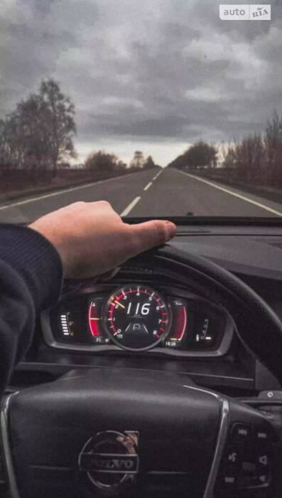 Перша поїздка на авто із сімʼєю на Volvo S60