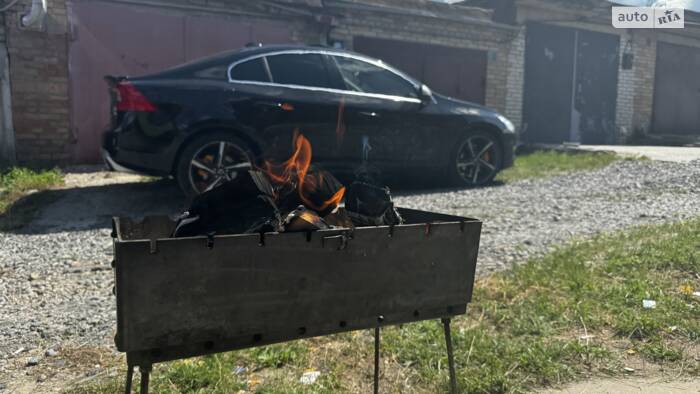 Гаражні посидіньки і шашлик