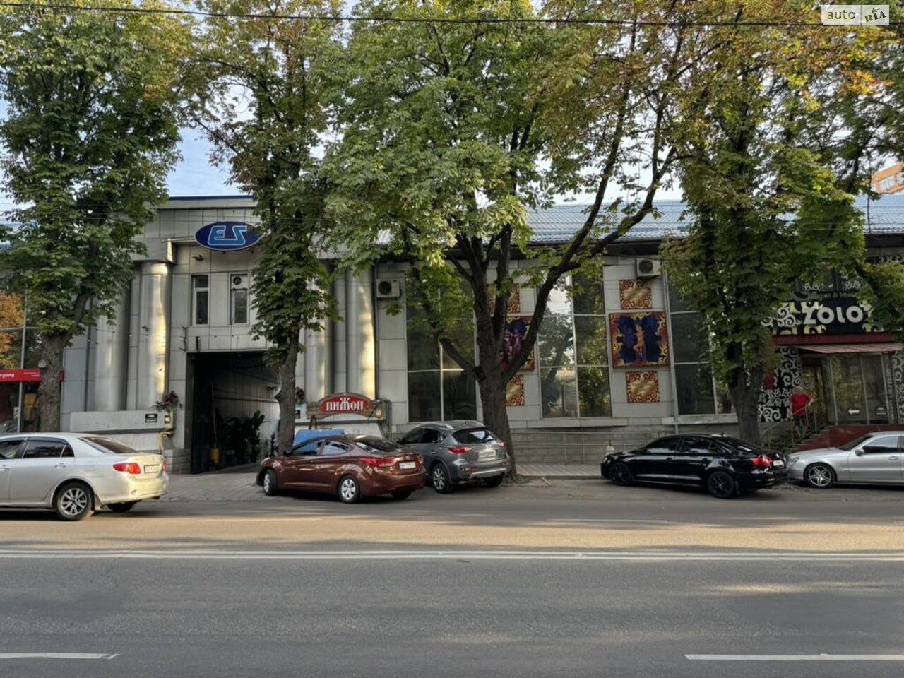  Парковка біла хостелу