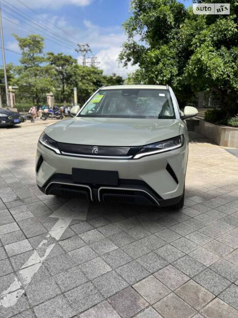 Китайські електричні машини BYD---YuanEV