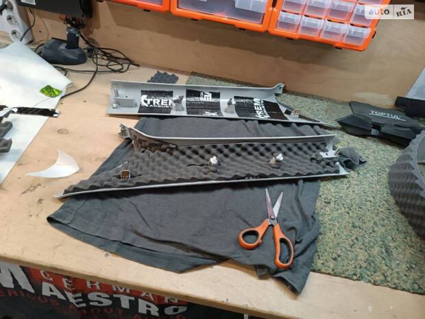 Повна шумоізоляція Model Y