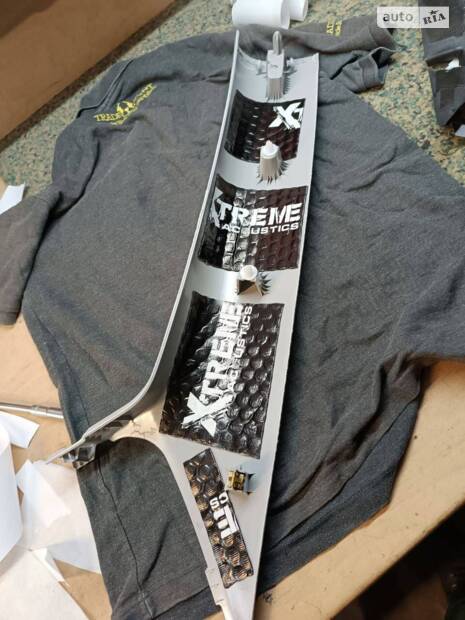 Повна шумоізоляція Model Y