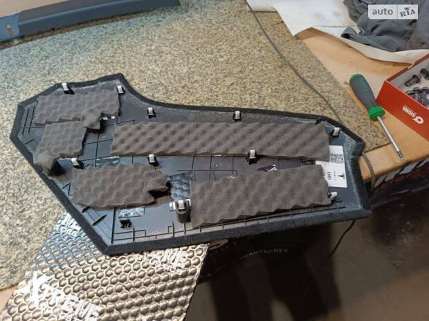 Повна шумоізоляція Model Y