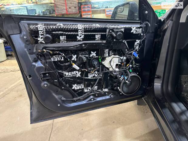 Повна шумоізоляція Model Y