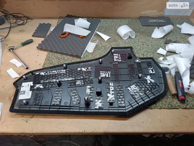 Повна шумоізоляція Model Y