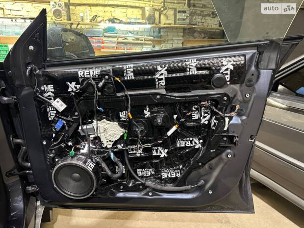 Повна шумоізоляція Model Y