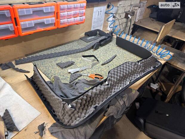 Повна шумоізоляція Model Y