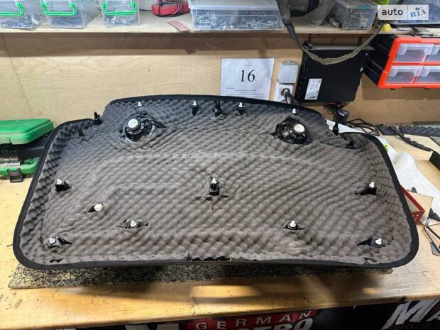 Повна шумоізоляція Model Y