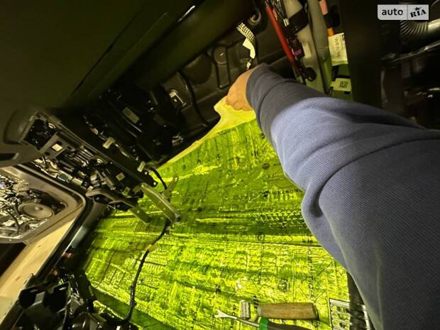 Повна шумоізоляція Model Y