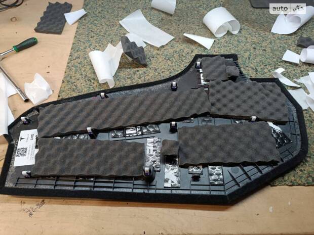 Повна шумоізоляція Model Y