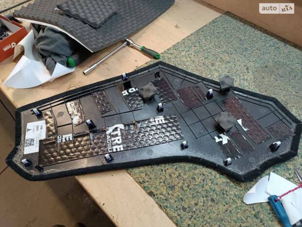 Повна шумоізоляція Model Y