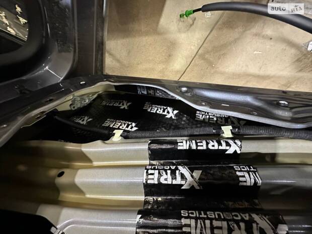 Повна шумоізоляція Model Y