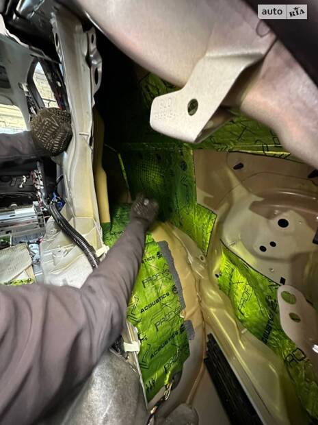 Повна шумоізоляція Model Y