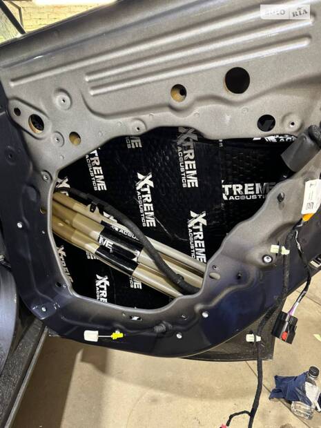 Повна шумоізоляція Model Y