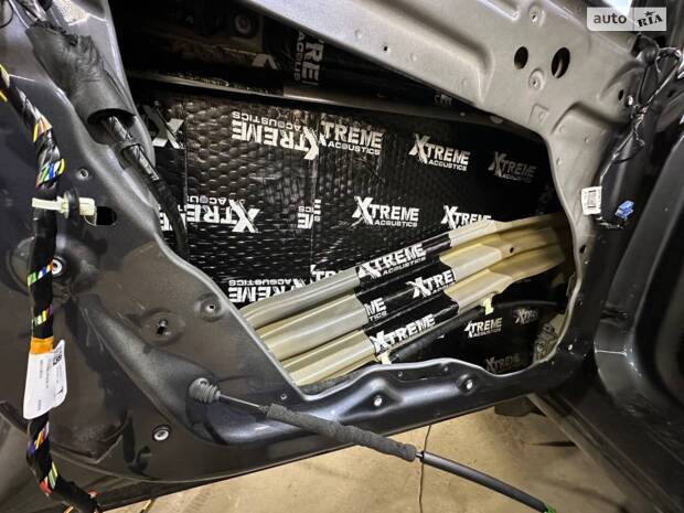 Повна шумоізоляція Model Y