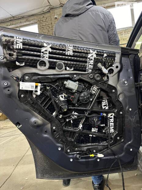 Повна шумоізоляція Model Y