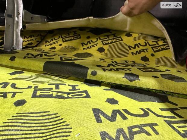 Повна шумоізоляція Model Y