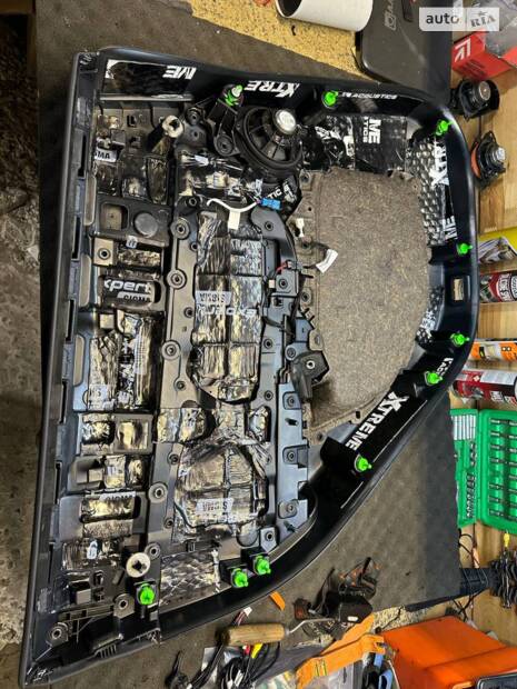 Повна шумоізоляція Model Y