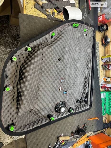 Повна шумоізоляція Model Y