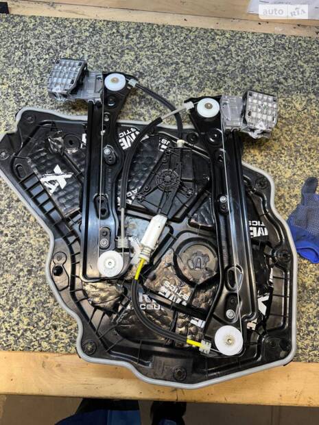 Повна шумоізоляція Model Y