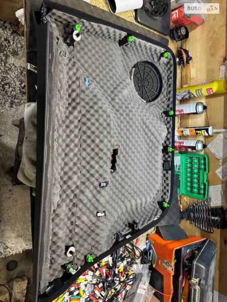 Повна шумоізоляція Model Y