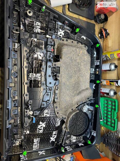 Повна шумоізоляція Model Y