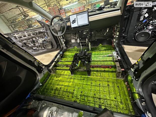 Повна шумоізоляція Model Y