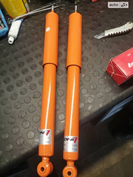 Задні амортизатори