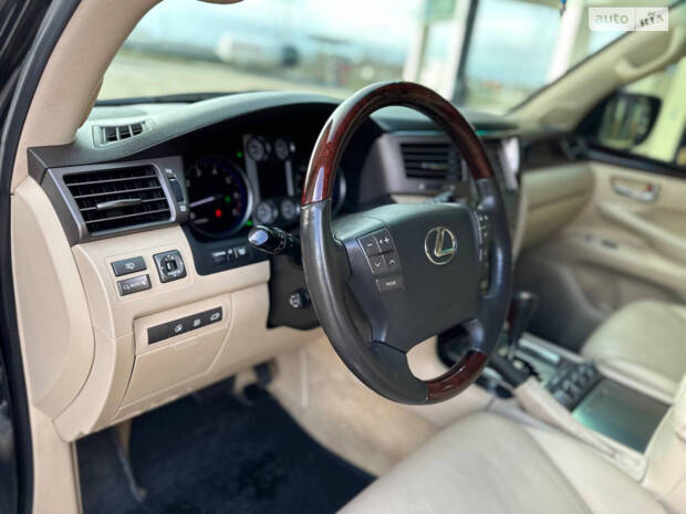 Lexus LX 2010