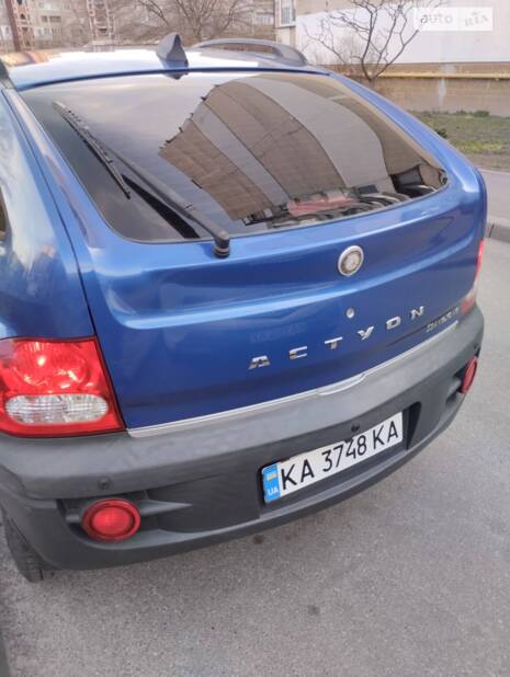 На лоба собі цей значок приклей або що тут робить значок мерседес?