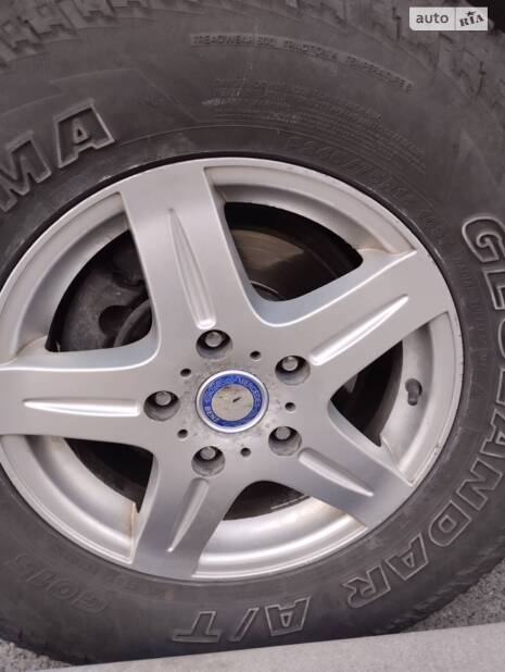 На лоба собі цей значок приклей або що тут робить значок мерседес?