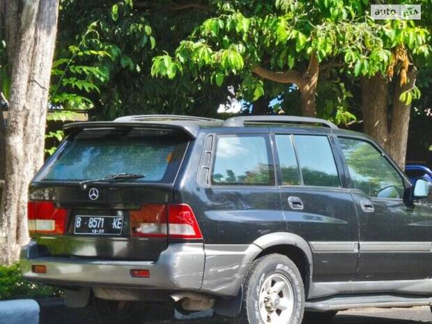 На лоба собі цей значок приклей або що тут робить значок мерседес?