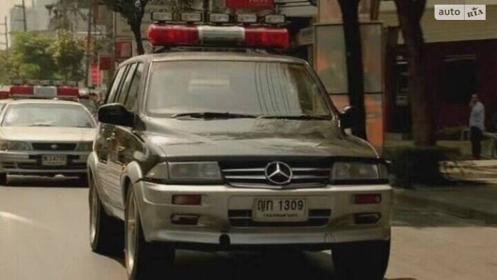 На лоба собі цей значок приклей або що тут робить значок мерседес?