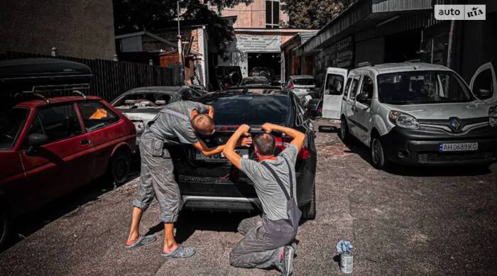 Встановлення R-Design спойлера на Volvo S60