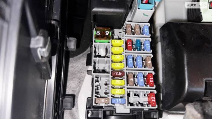 Як замінити запобіжник прикурювача Volvo S60 P3 2010-2016?