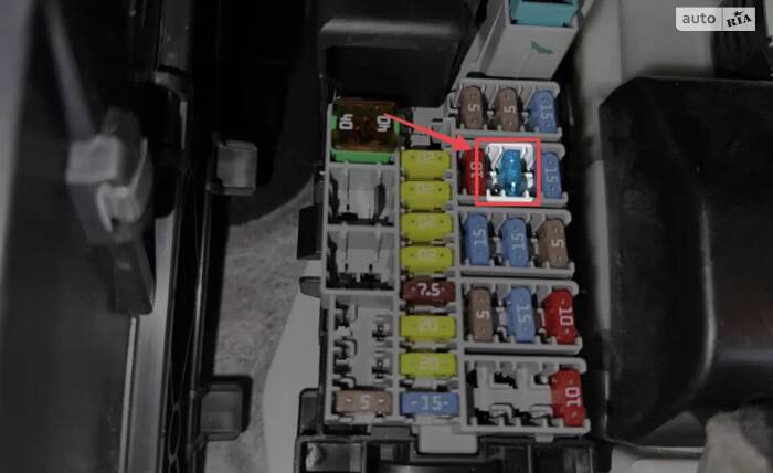 Як замінити запобіжник прикурювача Volvo S60 P3 2010-2016?