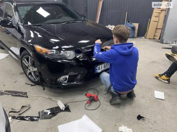 Тонування лобового, частина решітки в плівку та плівка під ручки дверей – CarWrappingKiev