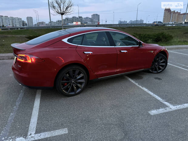 Tesla Model S 2015