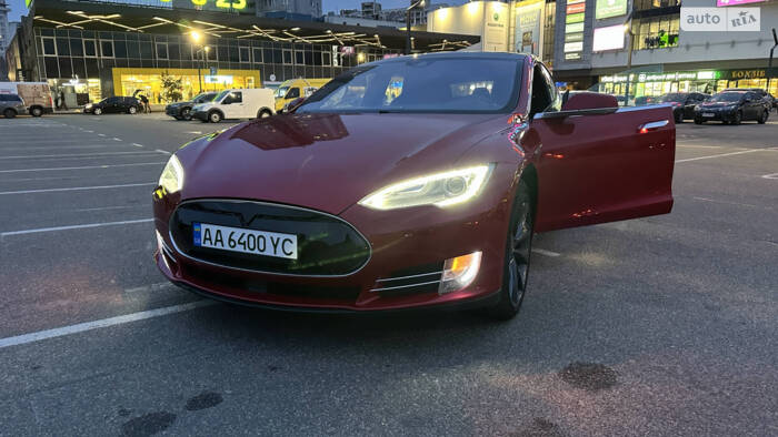 Tesla Model S 2015
