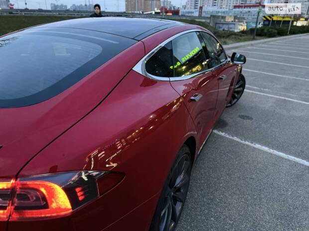 Tesla Model S 2015