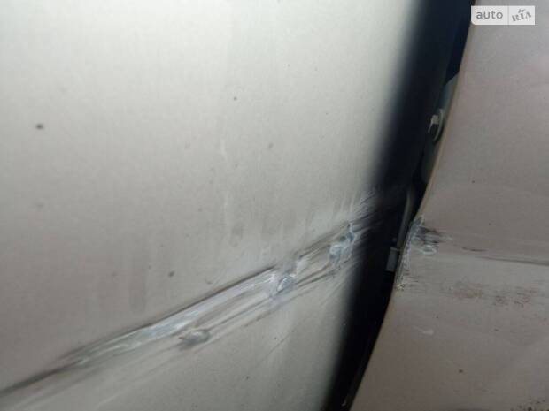 Шрам по правому борту.