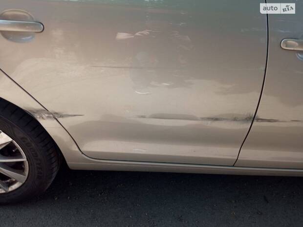 Шрам по правому борту.