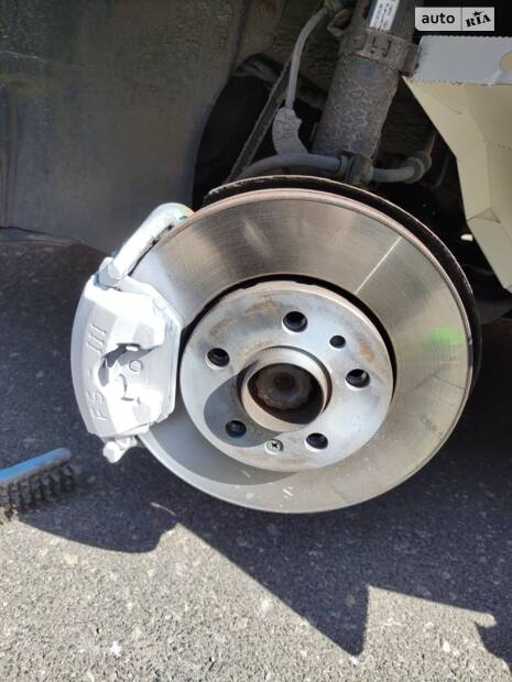 Заміна газового редуктора Tomasetto та фарбування супортів на Skoda Fabia