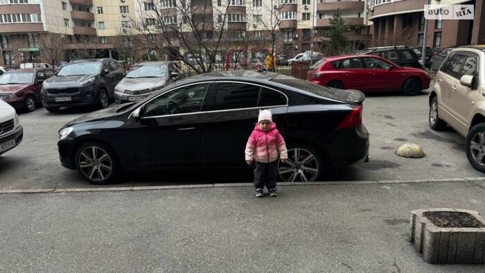 Діти ламають машину, Volvo не витримує 2-х малишів