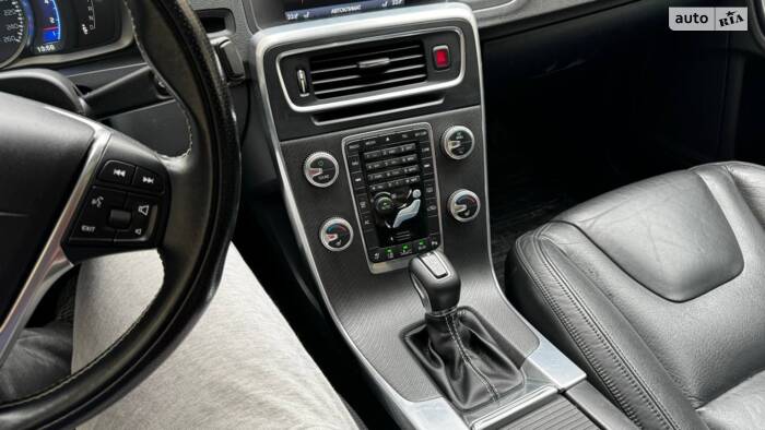 Діти ламають машину, Volvo не витримує 2-х малишів