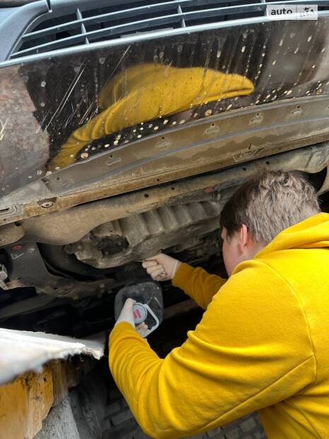 Заміна оливи двигуна в Volvo S60 T6 своїми руками в гаражі. Mobil.