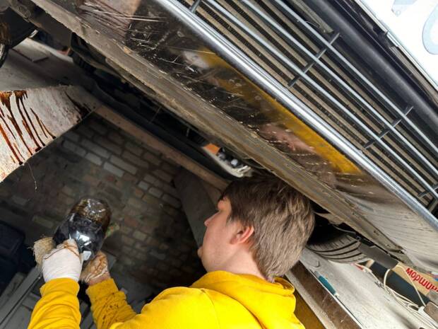 Заміна оливи двигуна в Volvo S60 T6 своїми руками в гаражі. Mobil.