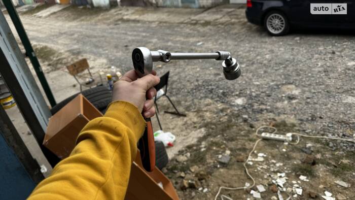 Заміна оливи двигуна в Volvo S60 T6 своїми руками в гаражі. Mobil.